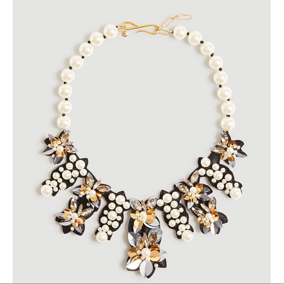 Ann Taylor Jewelry - ANN TAYLOR NWT Pearlized Flower Statement Showstopper Necklace